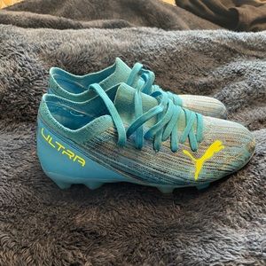 Turquoise Puma soccer cleats size 13.5 kids